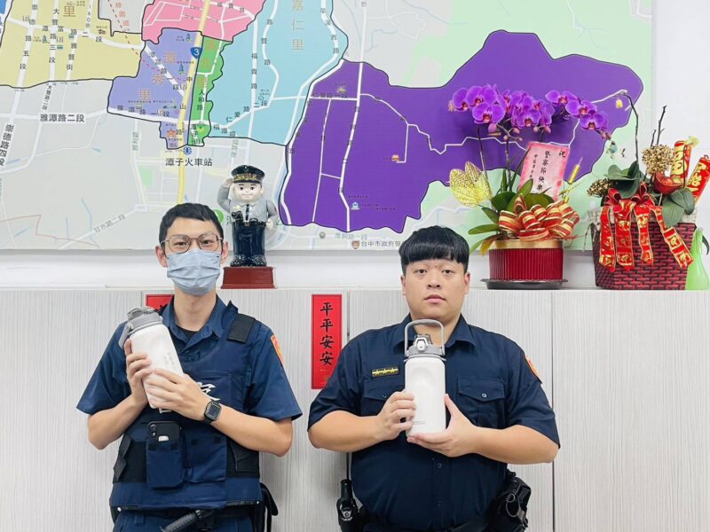 圖文：員警合照手持保溫杯站成一排或圓形構圖，展現團隊感與節慶氣氛警察節當天潭北派出所充滿笑聲與溫情，同仁手持專屬保溫杯開心合影。