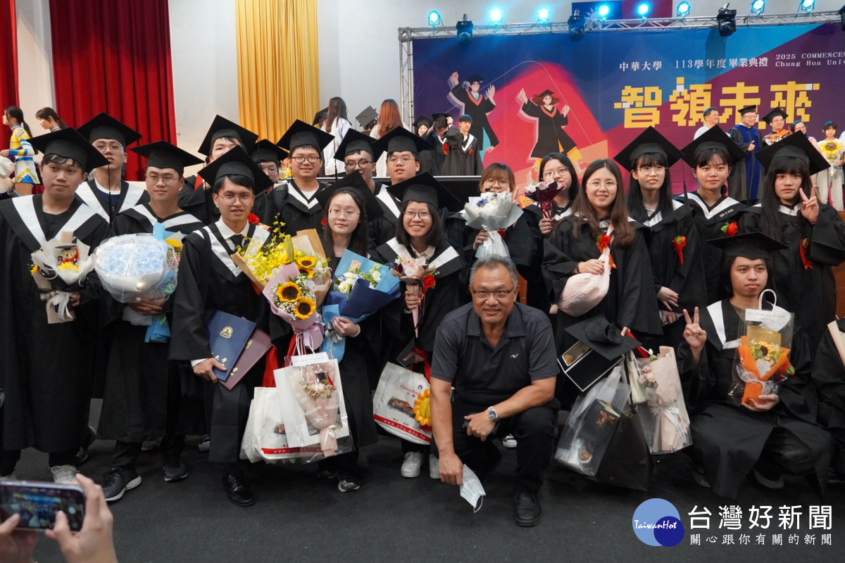 1397位華大學子迎向高薪前程、智慧人生。