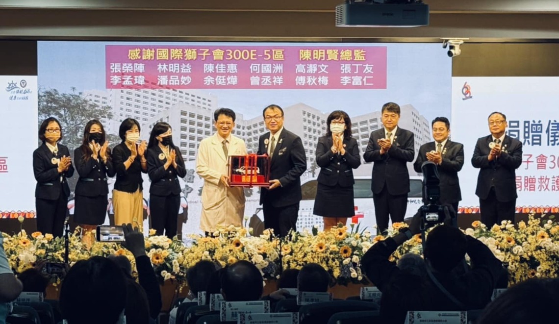 佳美生技創辦人陳佳惠與國際獅子會MD300E-5區2024-2025年度總監 陳明賢等獅友共同捐贈福斯救護車