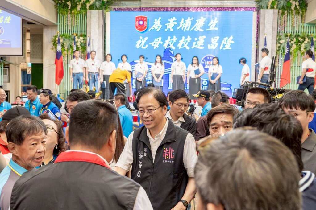 ▲桃園市長張善政與陸軍官校校友親切互動。(桃園市政府提供)