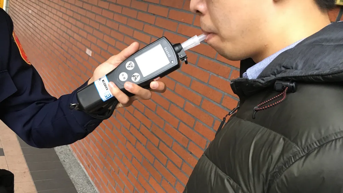 車輛爆胎停路邊 員警主動協助意外逮他第4次酒駕 298 車輛爆胎停路邊 員警主動協助意外逮他第4次酒駕 297