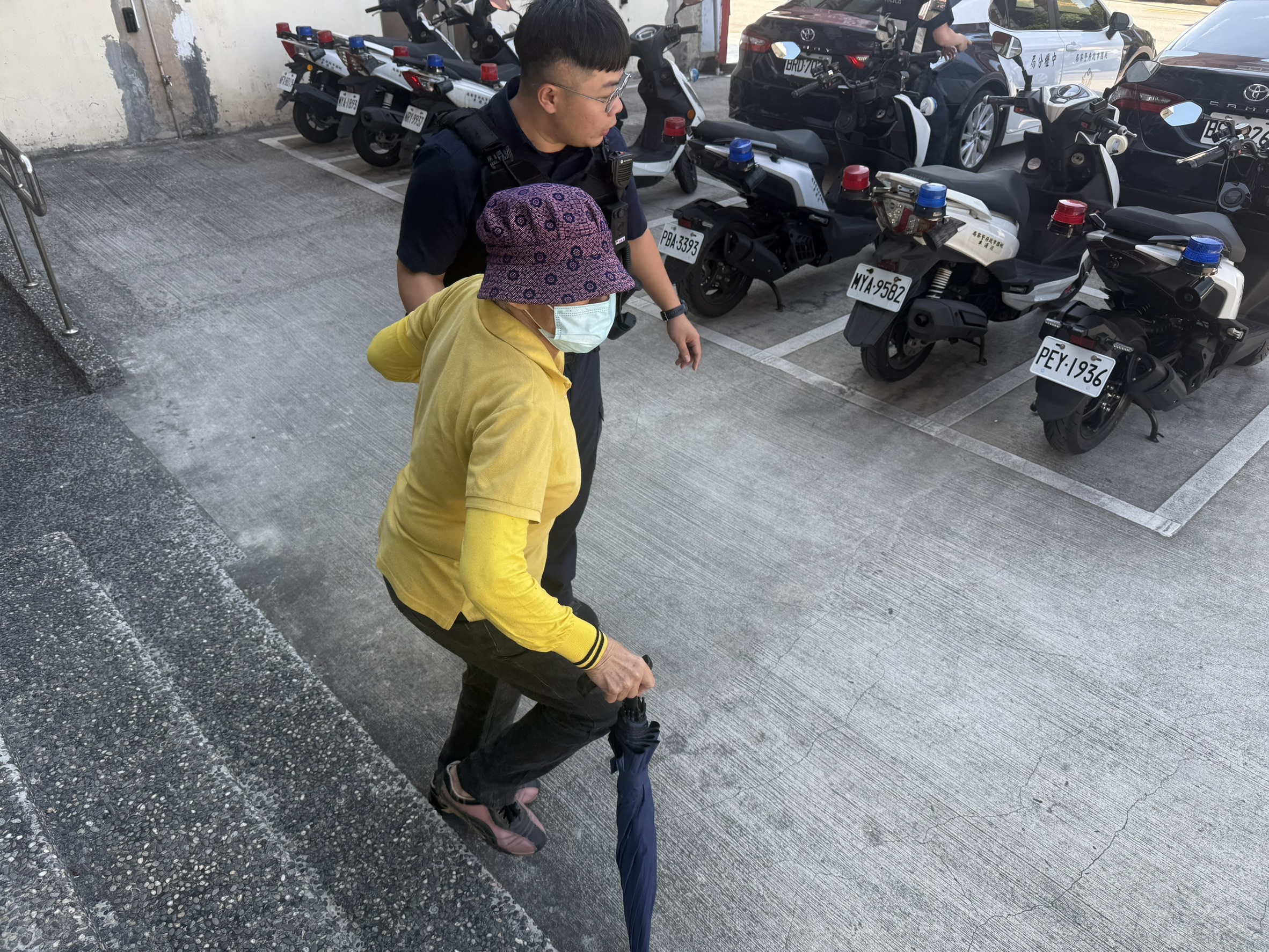 8旬老婦烈日中迷途 壢警暖心陪伴助平安返家 S 14802986 0