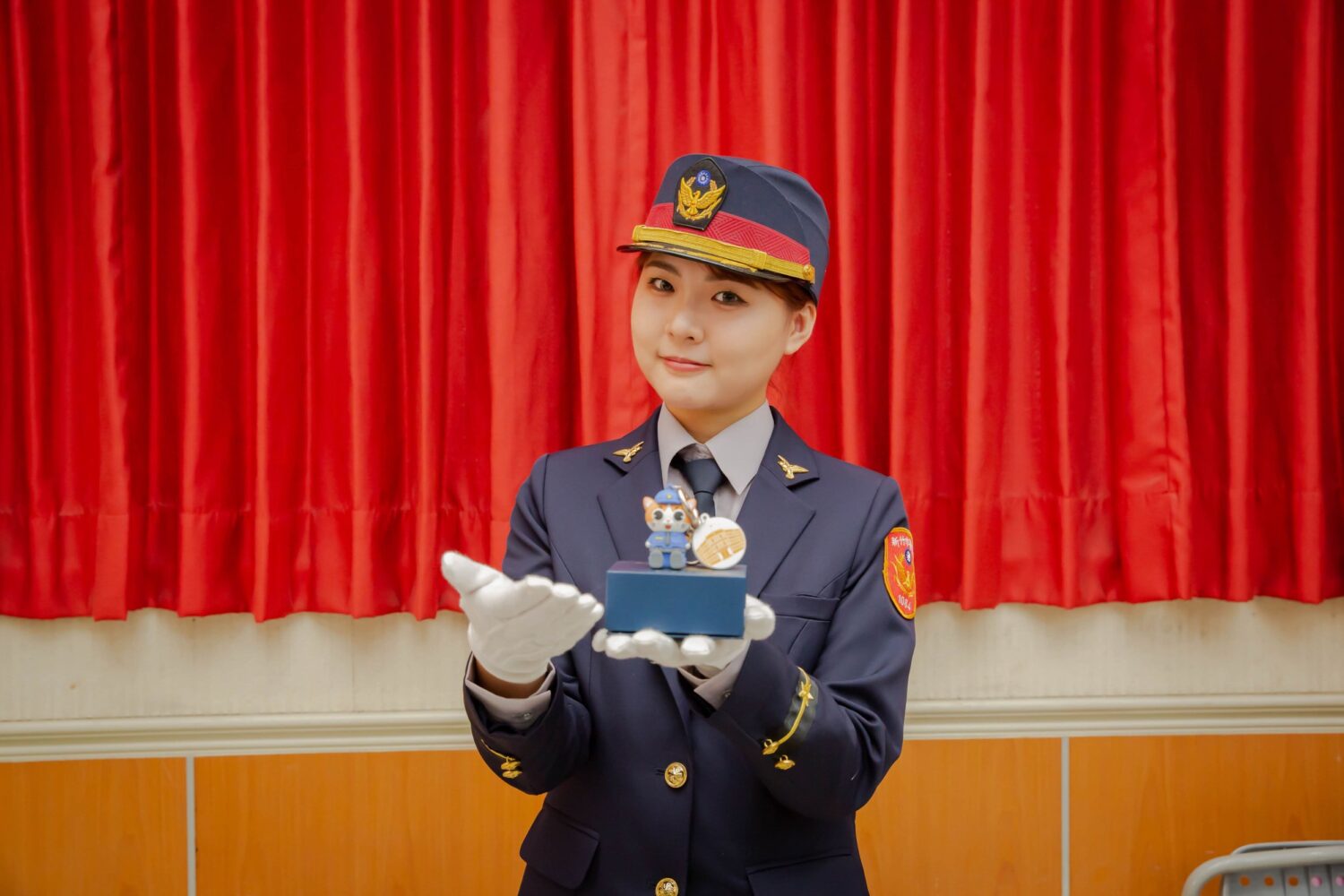 警察同仁手捧警察節專屬紀念品，象徵榮譽與溫暖，展現新竹市警察節活動的人性關懷與創意巧思。（圖/記者張家燁翻攝）
