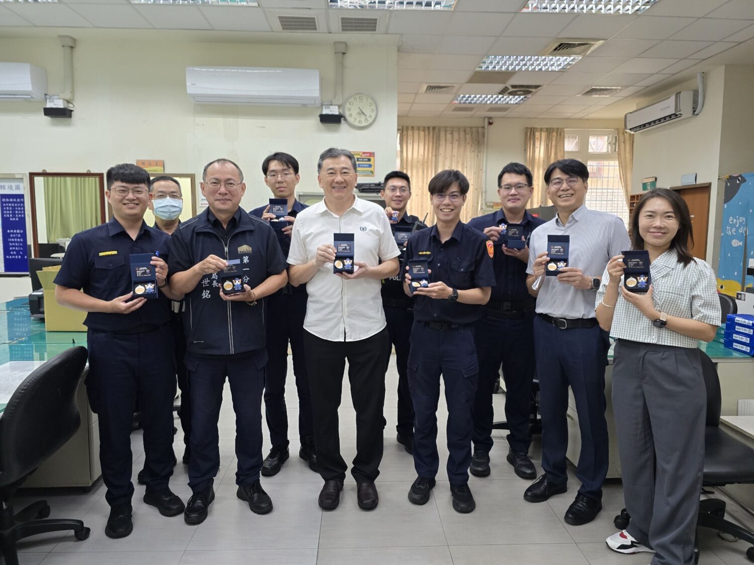新竹市警察局長許頌嘉特別親臨第一分局樹林頭派出所發放貓警長造型隨身碟，為基層員警們加油打氣。（圖/記者張家燁翻攝）