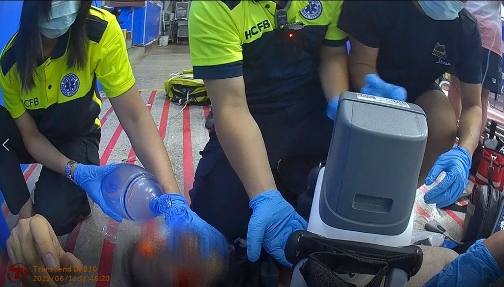 新埔救護人員與前來協助的準消防員江淳誌現場實施高品質CPR、骨針輸液、給氧。（圖/記者張家燁翻攝）