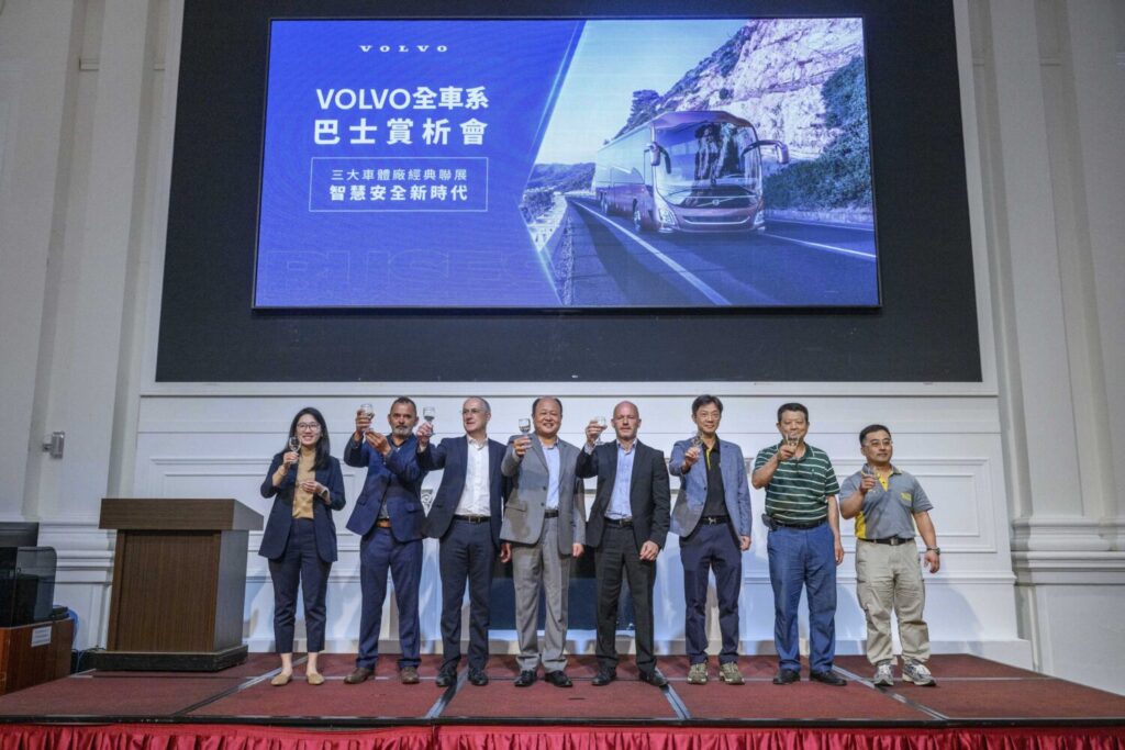 Volvo巴士原廠貴賓、太古商用汽車及3家重要車體廠夥伴 一起慶賀佳績及迎接3.0智慧安全新時代。(圖/太古汽車提供)