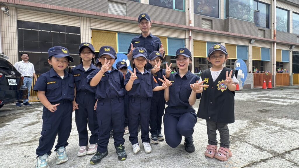 美女議員當起女警帶著和平小警出發抓壞人!(記者薛秀蓮翻攝)