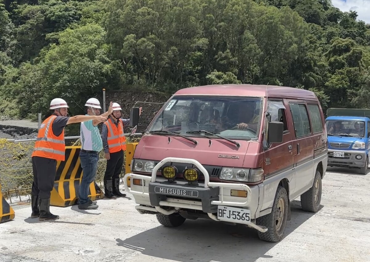 ▲明霸克露橋臨時便道今中午已通行，桃源區長杜司偉、公路總局南區養護分局長及甲仙工務段段長與民眾揮手。