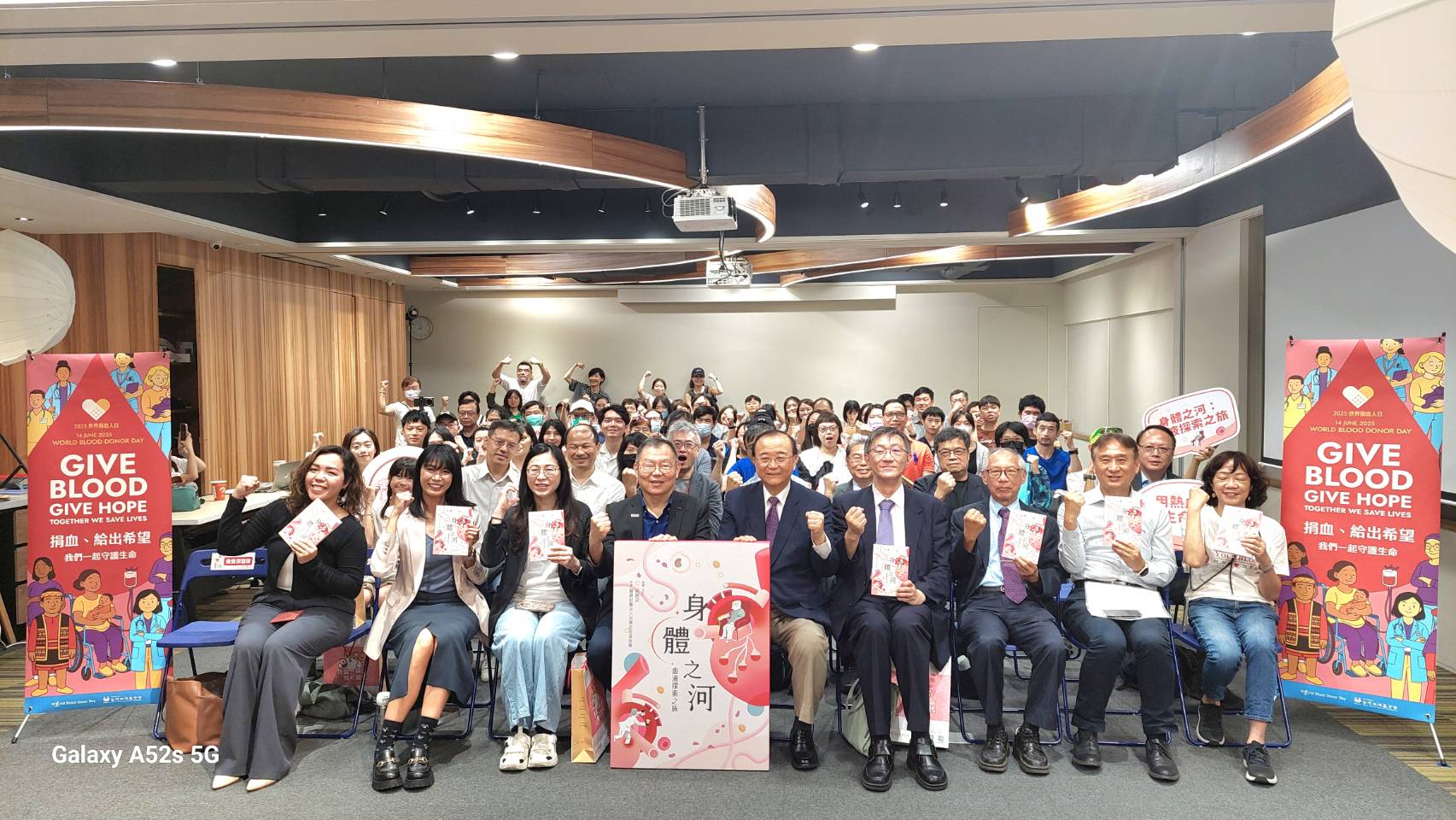 《身體之河:血液探索之旅》開啟全民血液素養新對話 用熱血書寫責任 讓知識轉化為行動力 3 ▲《身體之河:血液探索之旅》新書發表會現場大合影。(圖/張嘉誠攝)