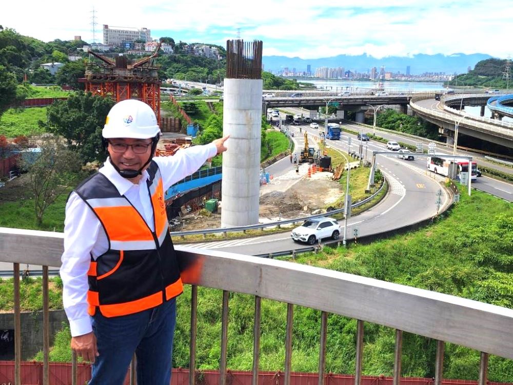 關心淡北道路、淡江大橋工程 侯友宜再度視察 4 《圖說》市長侯友宜視察淡北道路工程,對於目前四個工區正全面施工中深表欣慰,期勉完工通車後可紓解台2線交通瓶頸。〈工務局提供〉