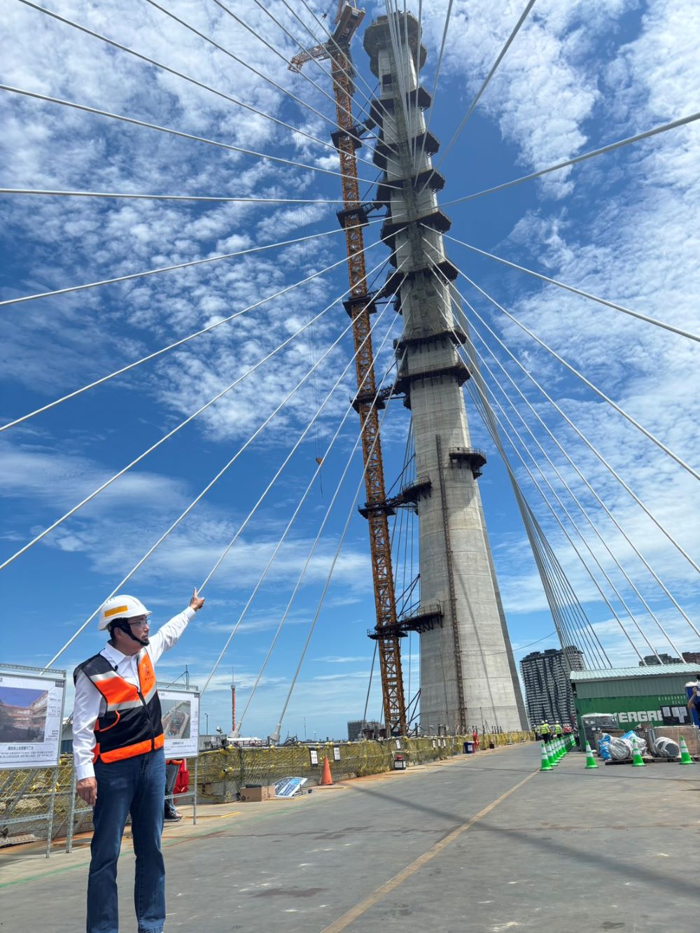 關心淡北道路、淡江大橋工程 侯友宜再度視察 5 《圖說》淡江大橋橋塔即將於今年七月完工,侯友宜前往視察關心工程進度。〈工務局提供〉