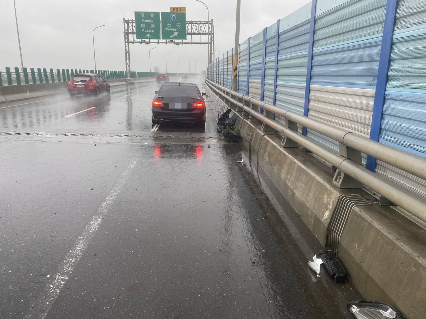 (有影片)/遭天譴?賓士逼車雨中逼車耍狠不到1分鐘 黑賓士飆速自撞 - https://www.watchmedia01.com