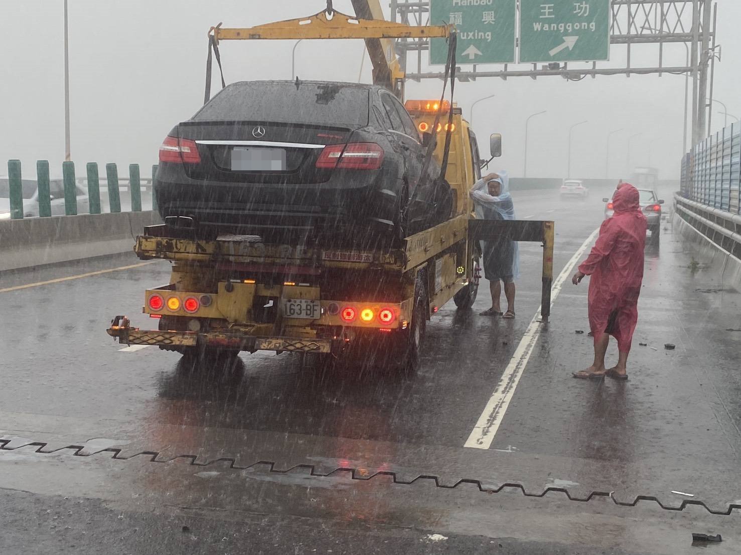 (有影片)/遭天譴?賓士逼車雨中逼車耍狠不到1分鐘 黑賓士飆速自撞 - https://www.watchmedia01.com