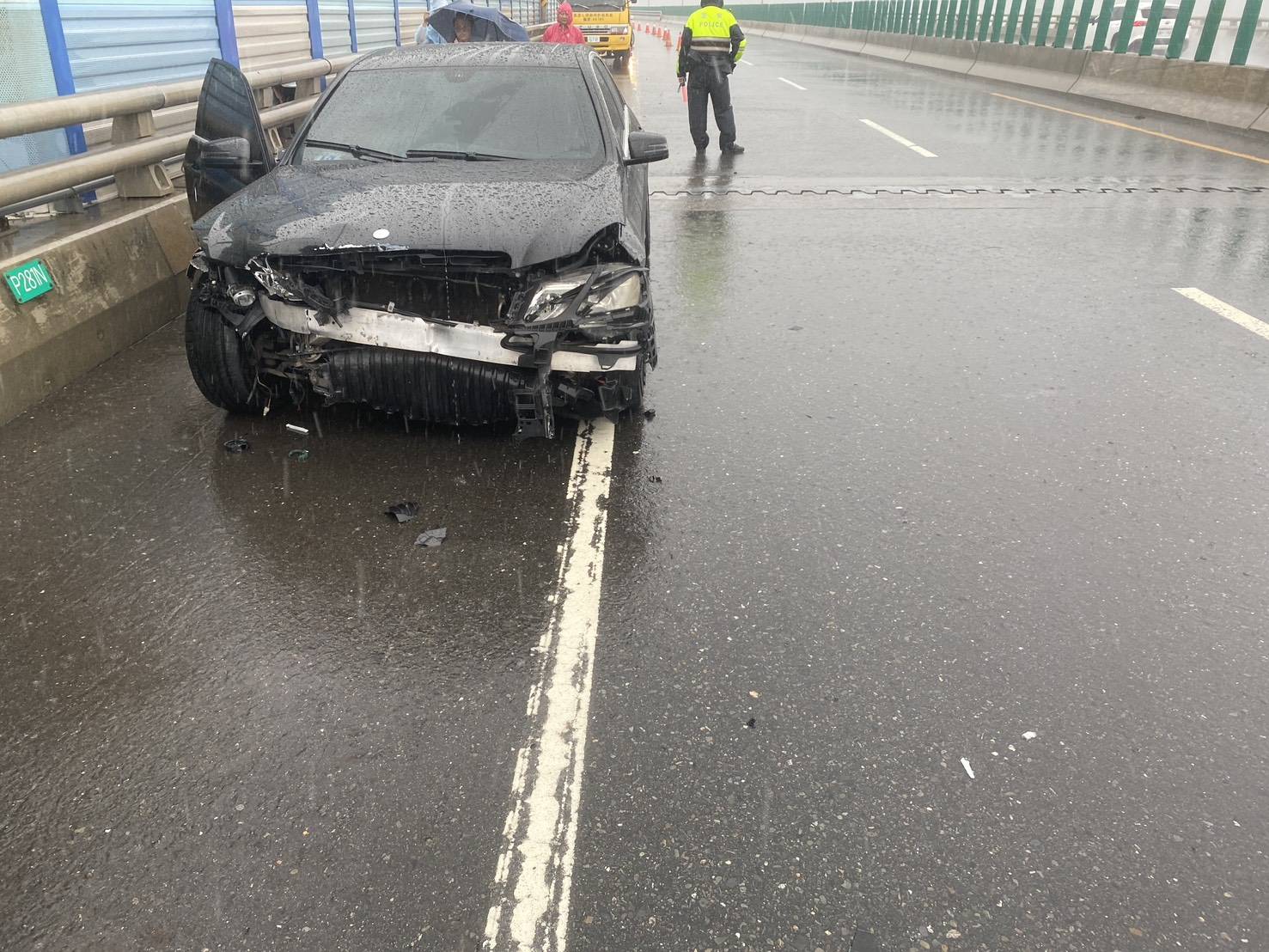 (有影片)/遭天譴?賓士逼車雨中逼車耍狠不到1分鐘 黑賓士飆速自撞 - https://www.watchmedia01.com
