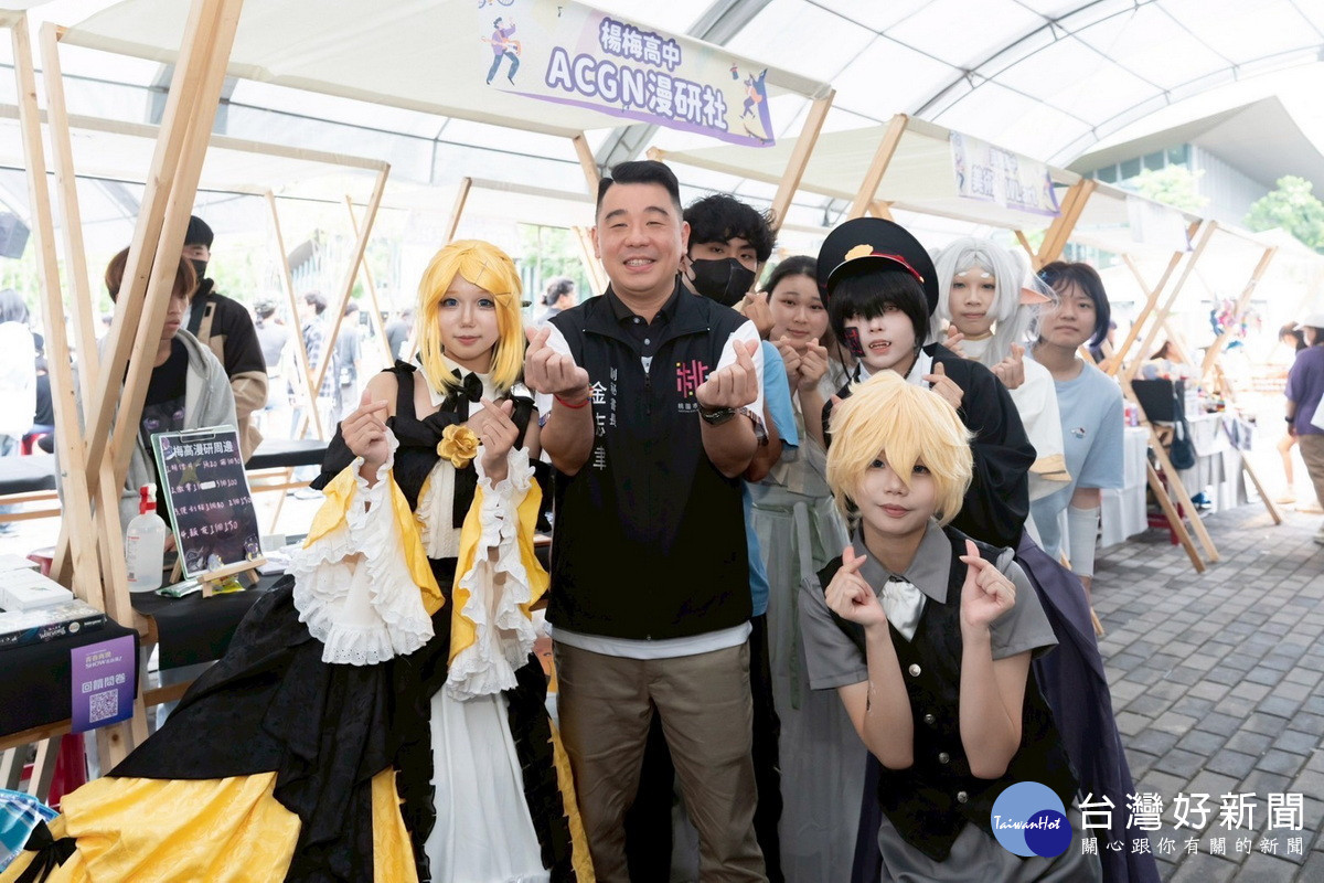 桃園市政府副秘書長金志聿鼓勵參賽選手並互動。<br /><br />