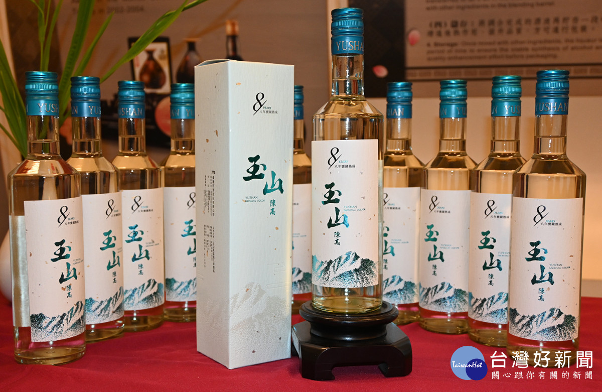 嘉義酒廠0.66公升玉山高粱八年陳高(深海藍)/陳致愷攝影
