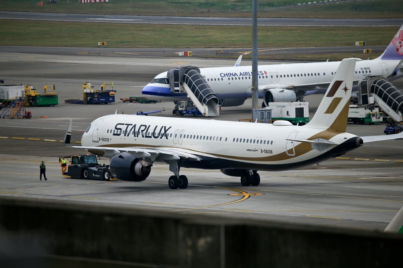 針對華航航班轉降高雄及星宇航空組員重飛未依規定操作事件,民航局指出,已經完成調查認定華航有缺失;星宇航空與空組員都有缺失。圖為星宇及華航示意圖,非新聞當事航班。 中央社