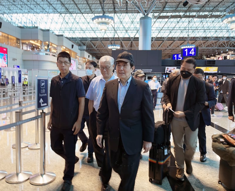 前總統馬英九(前中)14日率「大九學堂」學員訪問中國大陸,他在桃園國際機場表示,希望能夠藉由面對面互動,促進兩岸民間更密切交流。 中央社