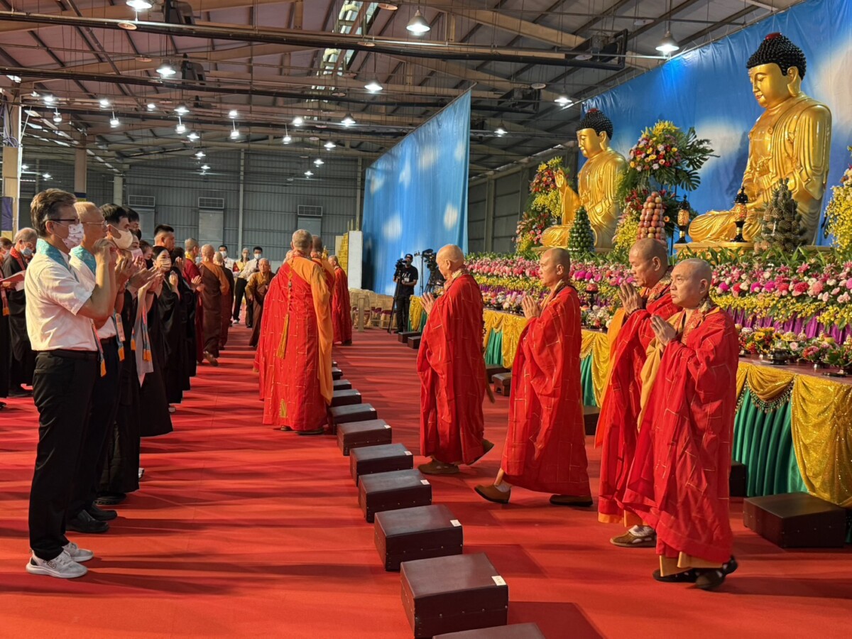▲2025中區全國供佛齋僧,法音繚繞護念祈福、祈願家家平安。(圖/記者顏淑娟攝)