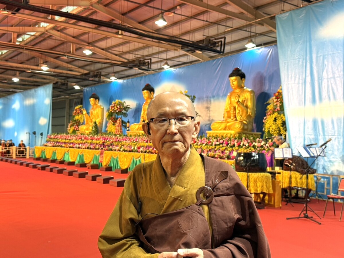 ▲榮譽指導法師本悟長老表示，齋僧大會有來自各地的愛心志工集結一起協助辦理，眾法師為信眾祈福。(圖/記者顏淑娟攝)