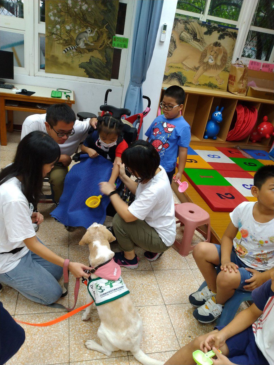 汪星人出任務！治療犬助攻讓少年心甘情願「斷網」