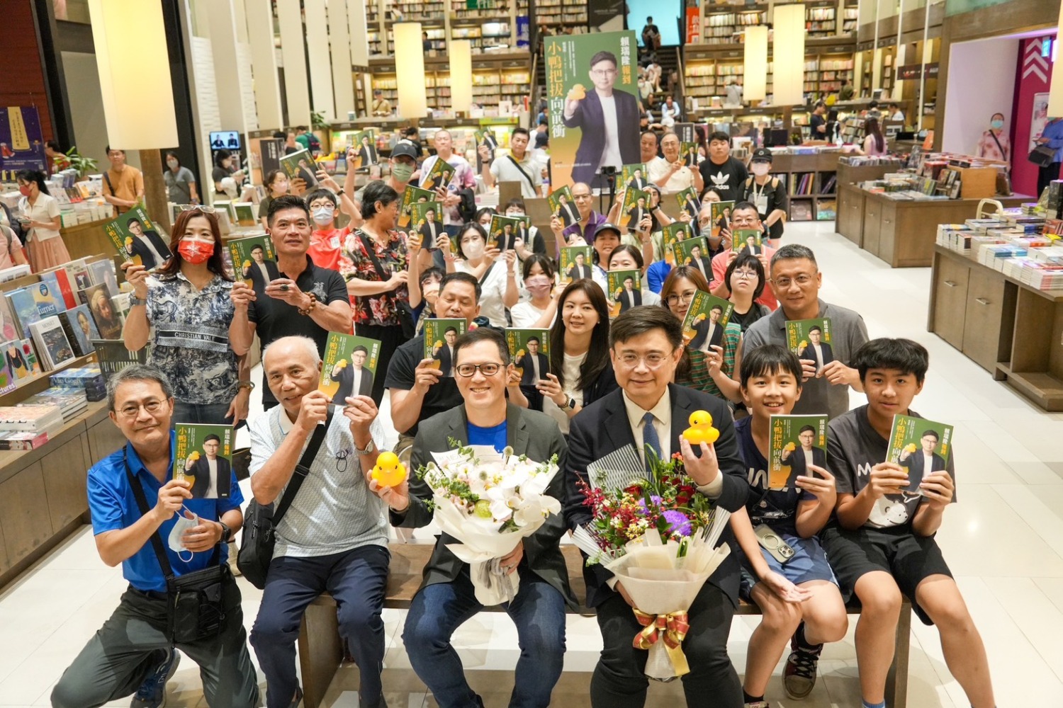賴瑞隆簽書會談高雄藝文十年路：從世運小鴨到演唱會經濟重鎮