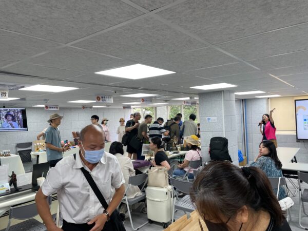 現場20多個攤位聚集手作、香氛、點心、占卜、植栽與自然療癒等創作者與品牌,每一攤都為公益出力。 圖/朱立君攝