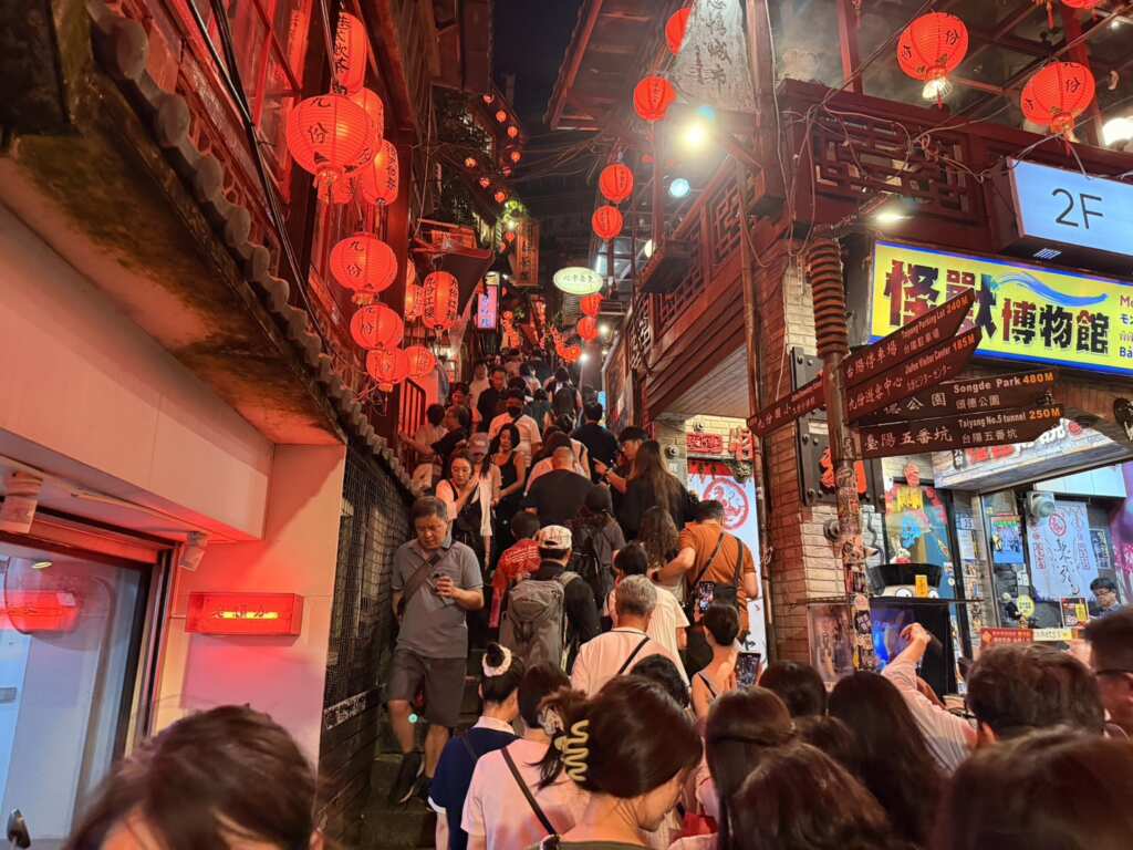 ▲民眾在燈海中緩步前行,每一盞燈都是一個祝福、一段記憶,照映出九份最迷人的時光。(新北市觀旅局提供)