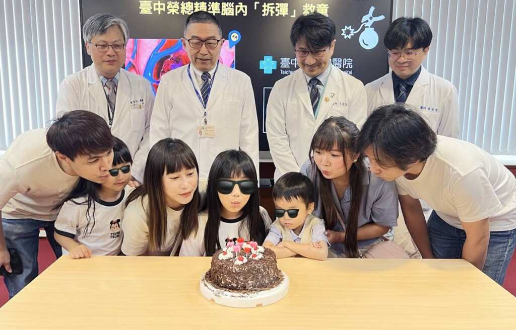 ▲臺中榮總神經醫學中心團隊為2病童以新式經靜脈血管造影術結合AR導航進行「精準腦動靜脈畸形切除手術」,開心吹蠟燭慶祝治療成功。(台中榮總提供)