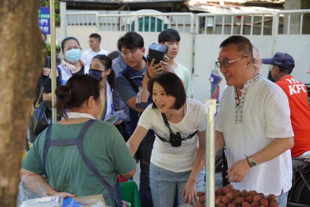 李四川挺王鴻薇掃街反惡罷 翁達瑞留言被回嗆「公信力破產」 300 李四川挺王鴻薇掃街反惡罷 翁達瑞留言被回嗆「公信力破產」 299