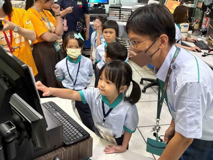 穿上制服出任務 屏東家扶攜手高捷舉辦「童行捷伴」親子一日營