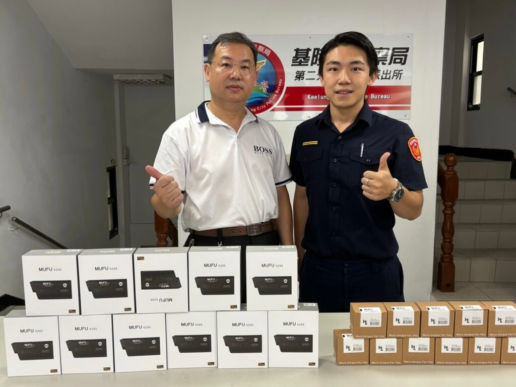 正濱警友站與派出所同慶警察節 捐贈裝備慰勞員警強化執勤安全 4 MEITU 20250615 184204462