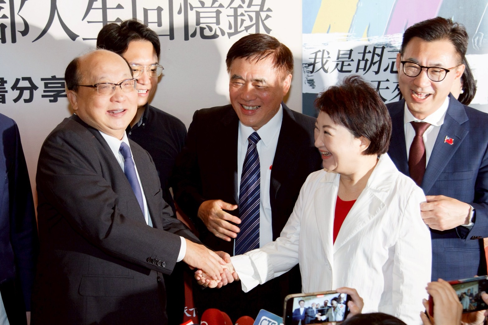 圖 市長盧秀燕與前市長胡志強握手致意-中為前台北市長郝龍斌-最右為立法院副院長江啟臣 記者王偉翻攝