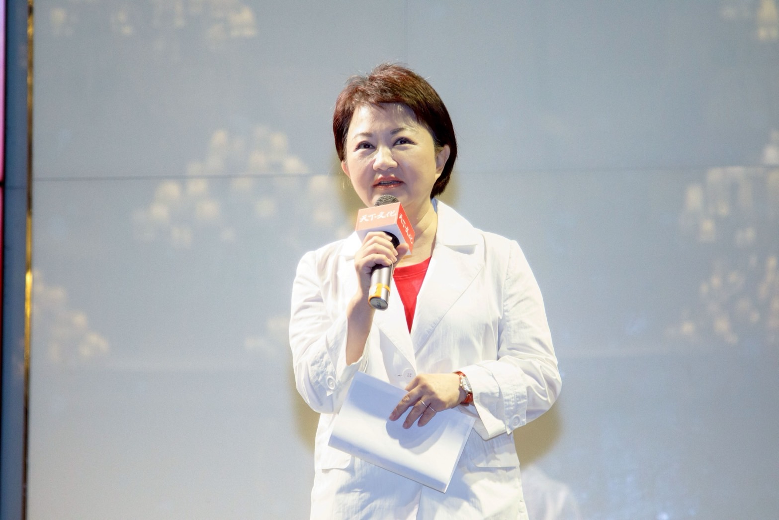 圖 盧市長也說-兩人同為台中市長-共同見證城市蛻變-她也呼籲大家踴躍購書-親自見證這位政治家的典範事蹟 記者王偉翻攝