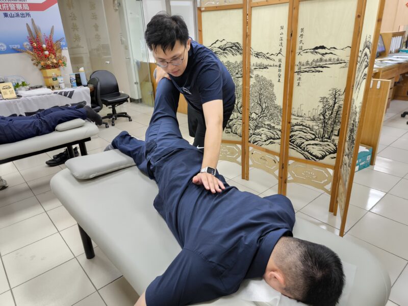 圖文：五分局東山所歡慶警察節  運動按摩師為波麗士抓龍鬆一下。