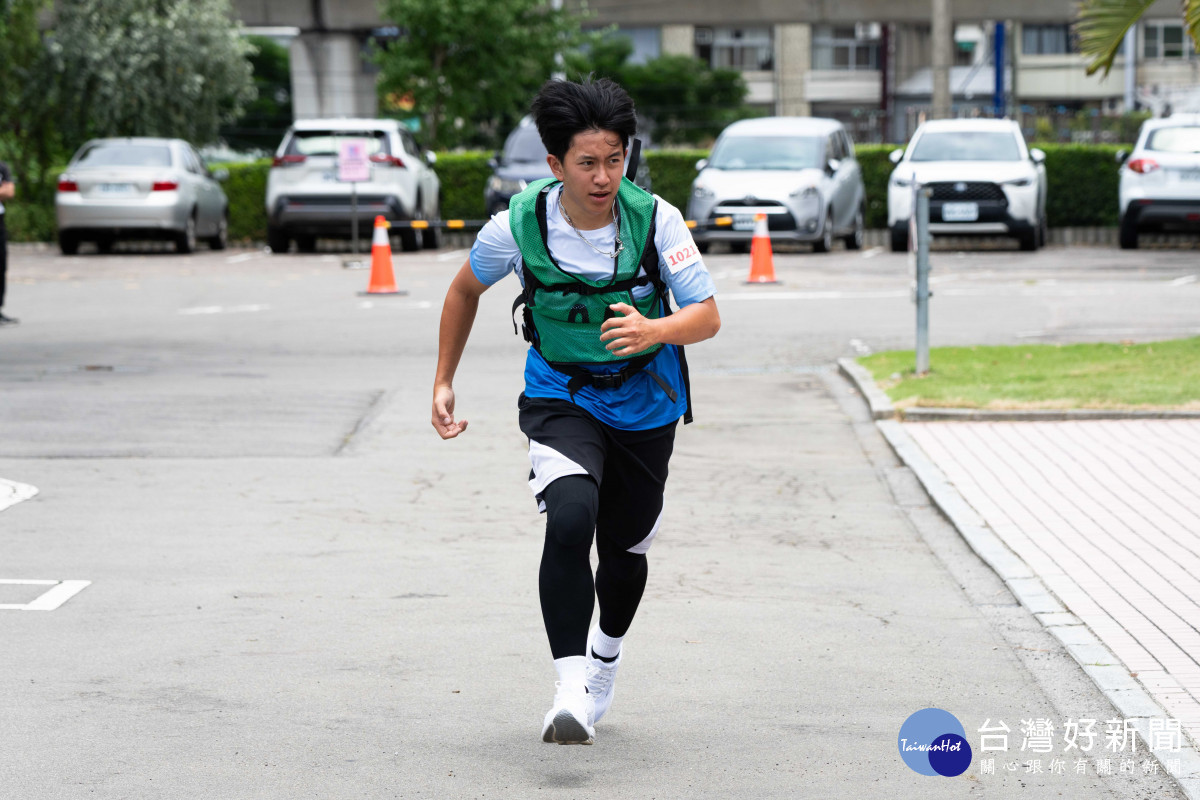 考生進行負重跑走教育訓練(新竹分署攝影)