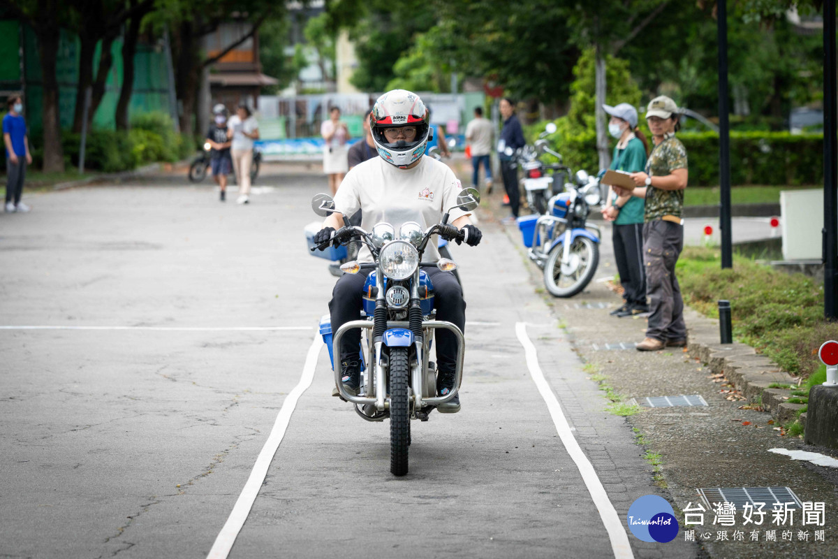 考生進行打檔車術科測驗(新竹分署攝影)