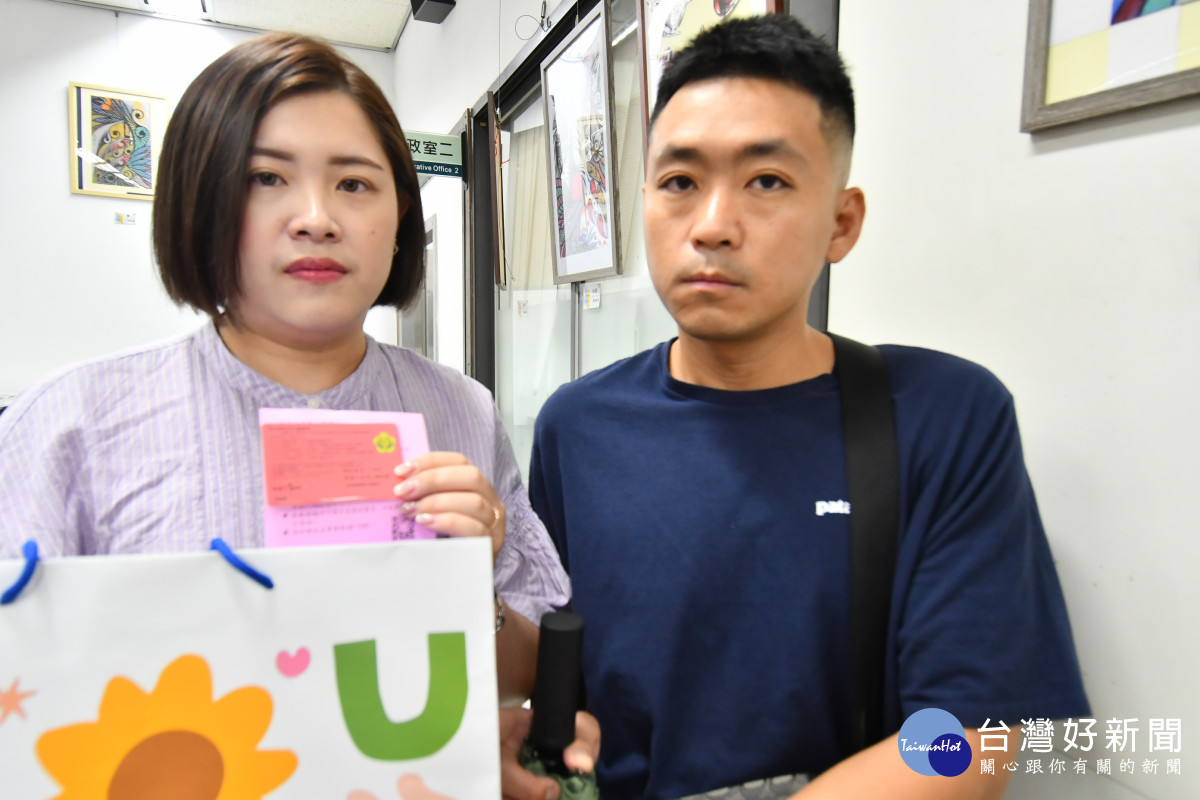 彰化戶政事務所發出第一張童萌卡。圖/彰化縣政府提供