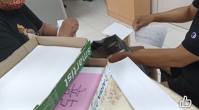 2名志工用手撕方式處理連署書,朱磊說罷團沒錢要黃捷借他一台碎紙機。翻攝罷團臉書