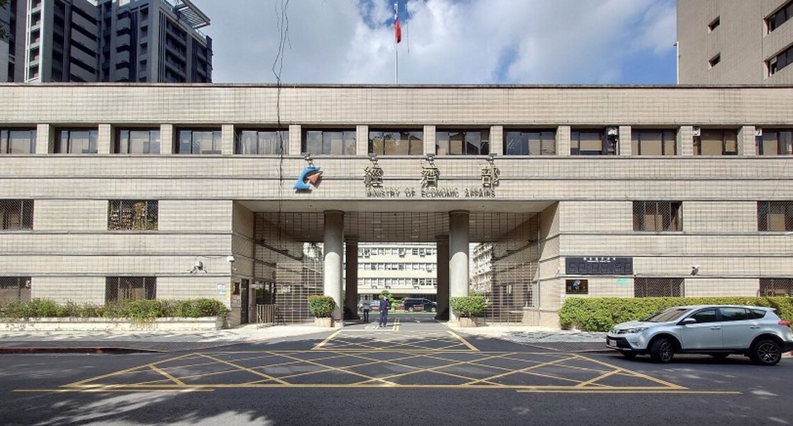 郭智輝再陷餐敘贈禮風波 經濟部：勿再以訛傳訛，混淆視聽