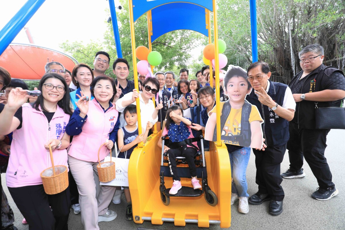 ▲中央公園特色遊戲場啟用典禮，邀請孩子一同玩樂體驗及合照。(圖/中市府提供)