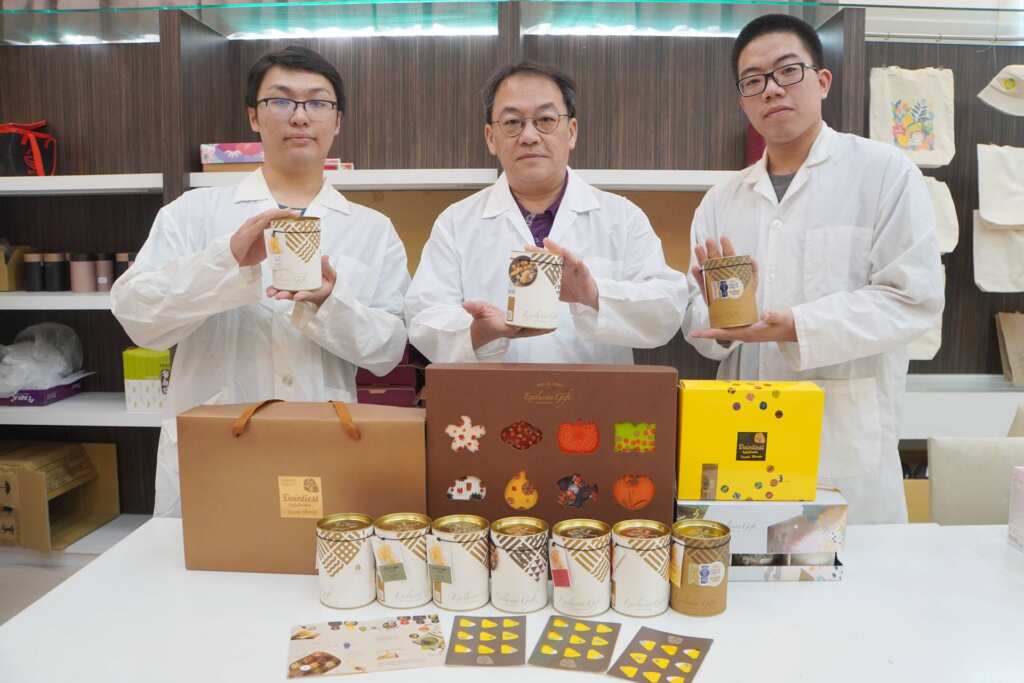▲大葉大學藥保系吳建一教授(中)輔導原味千尋開發台灣乳酪絲。(記者林明佑翻攝)