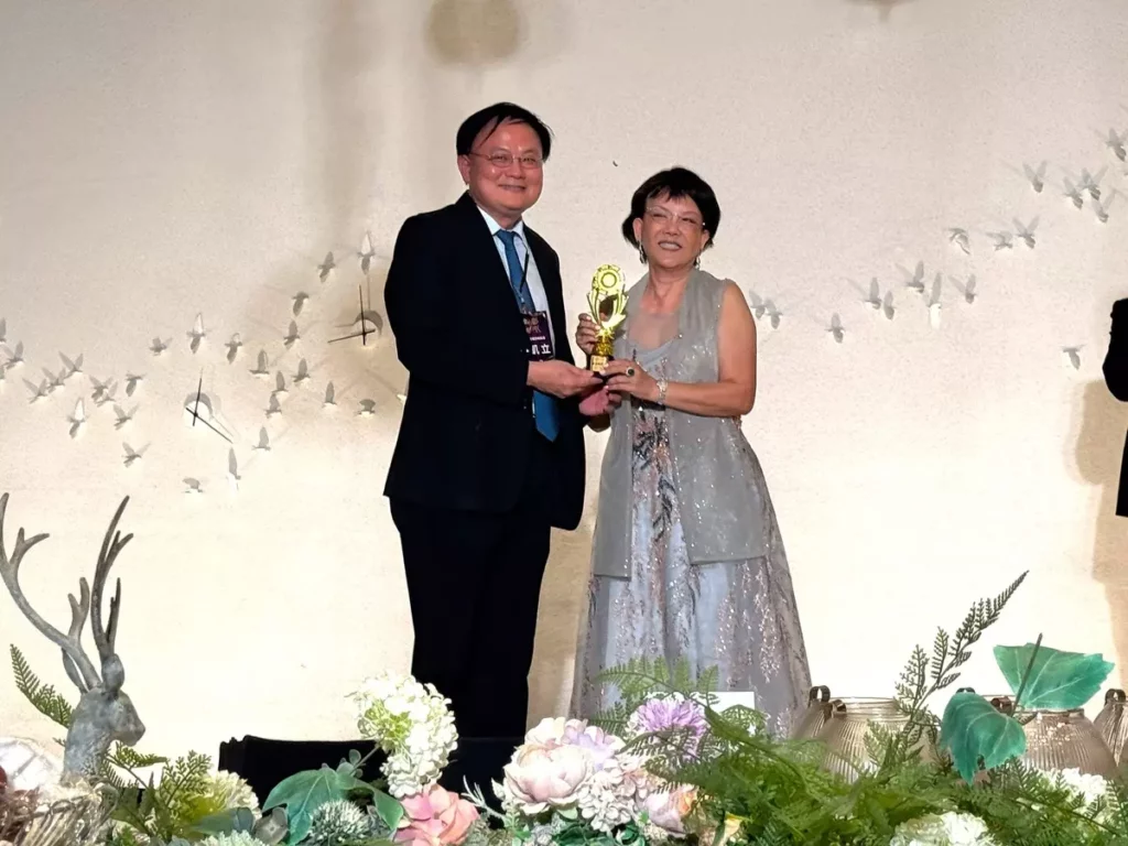 東海大學管理學院院長王凱立(左)表示,這場在國家級劇院舉辦的送舊儀式,融合劇場美學與教育價值,不僅創意十足,更是一場蘊含深刻意義的人文盛典。(圖/東海大學提供)