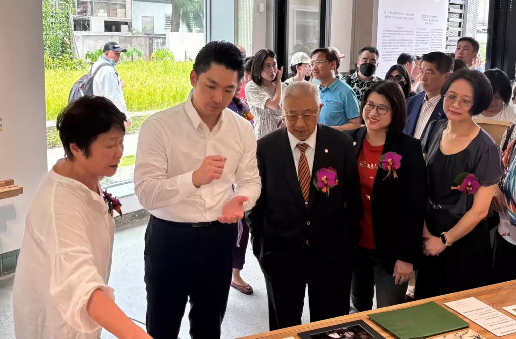 太平國小博物館專案總策畫林曼麗為台北市長蔣萬安、王道銀行教育基金會董事長駱錦明、王道銀行董事長駱怡君、太平國小校長陳智蕾導覽黃土水特展室