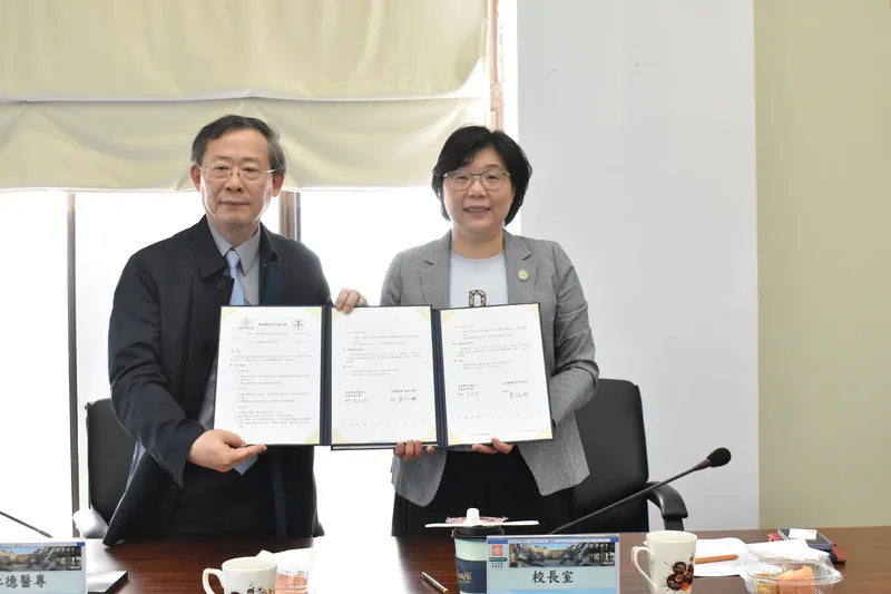 仁德醫專與長庚科大簽署合作備忘錄 左為仁德醫專校長黃柏翔 右為長庚科大范君瑜校長