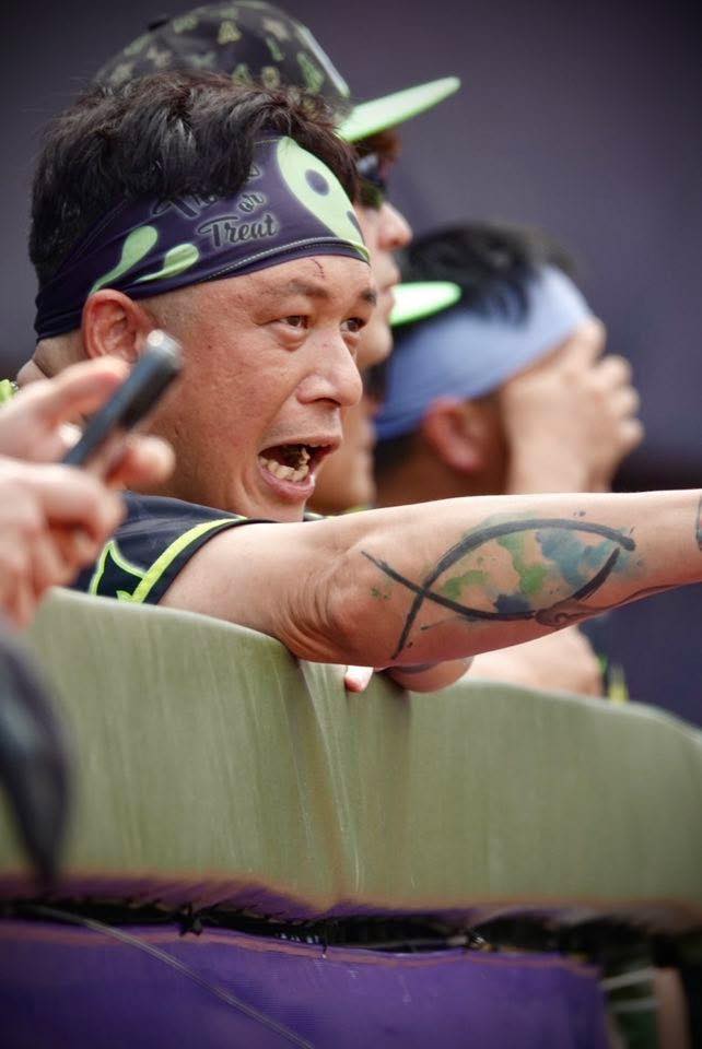 可能是 1 人和顯示的文字是「 สุม Treat 」的圖像