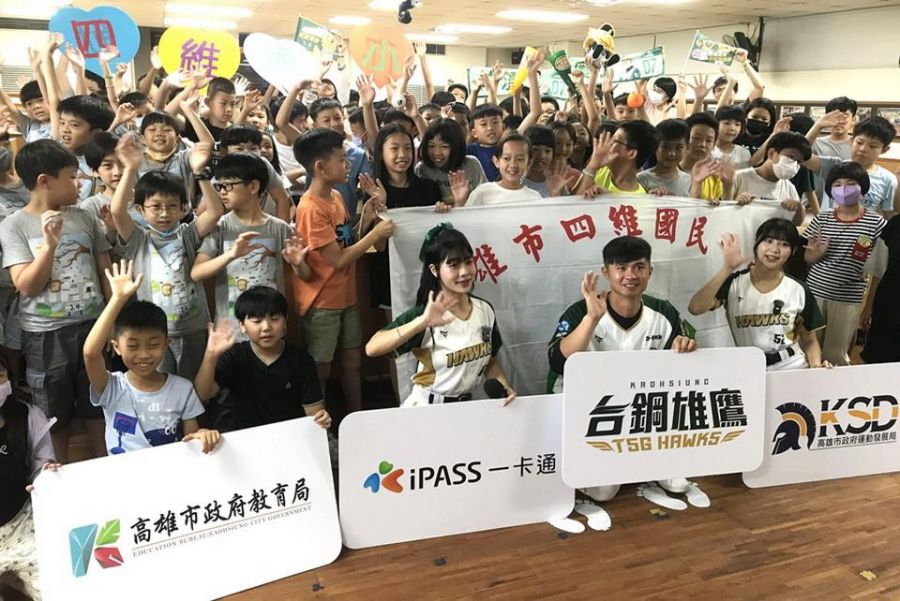 高市學生50元看球優惠圓滿落幕 台鋼雄鷹球員與啦啦隊進校園嗨翻全場