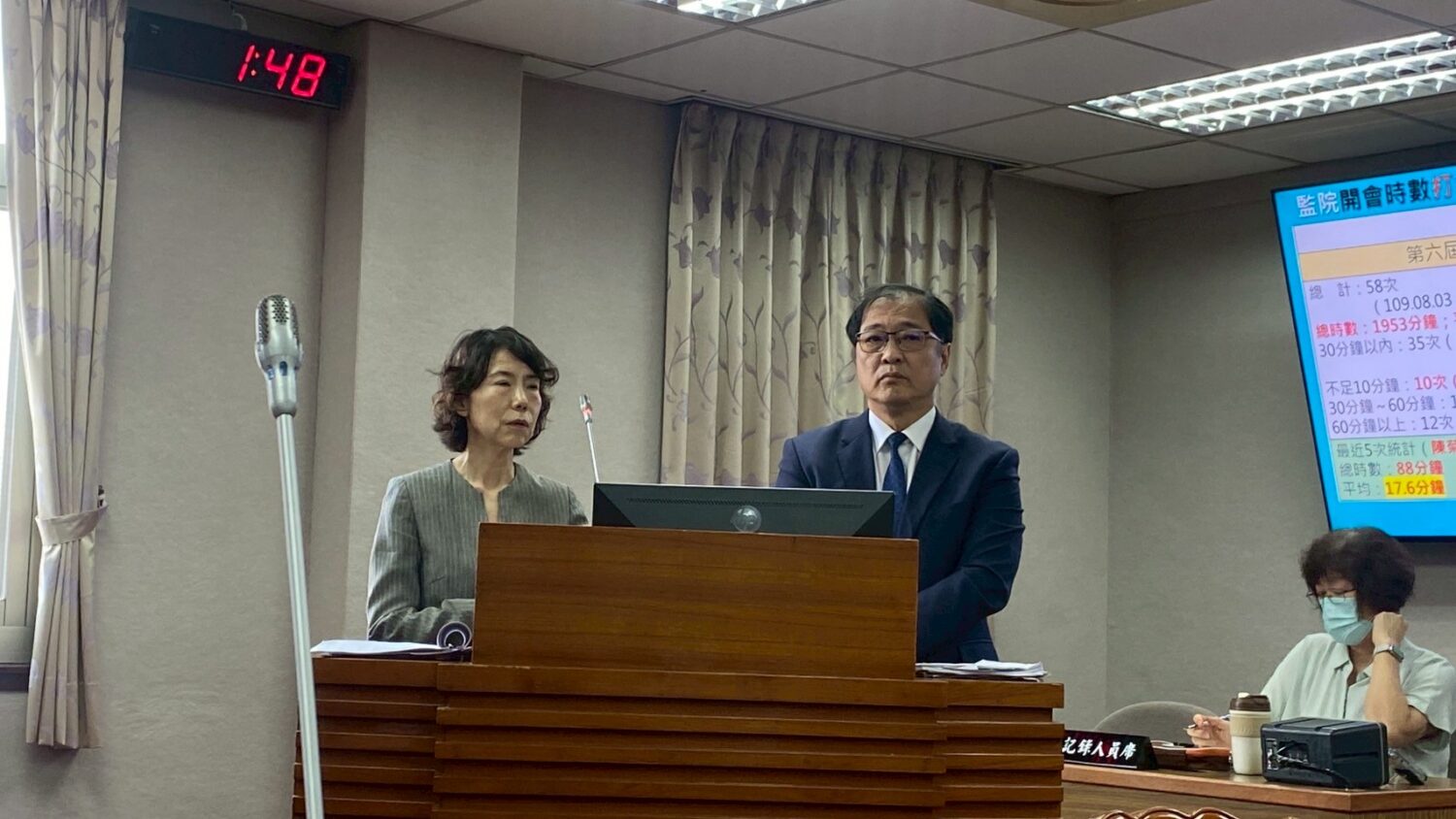 法務部長鄭銘謙(右)備詢。(圖/張啓楷國會辦公室)