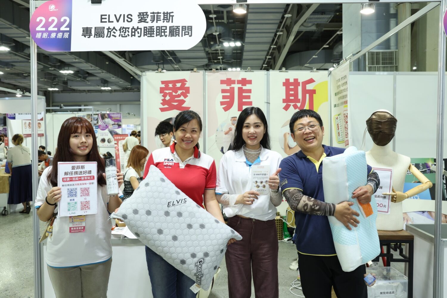 ELVIS 愛菲斯總經理簡岑穎（左二）及光明師（右一）教大家如何簡單找回好睡眠。（圖/記者林照東翻攝）
