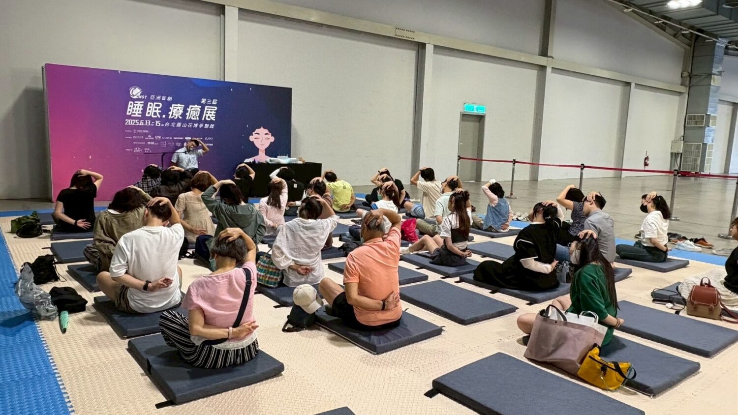 《夜的療癒學》講座同樣爆滿，台北醫學大學林立峯教授主講，從腹式呼吸、關節舒展、熱敷技巧、枕頭選擇到睡前情緒整理，提供一整套女性入眠儀式設計。（圖/記者林照東翻攝）
